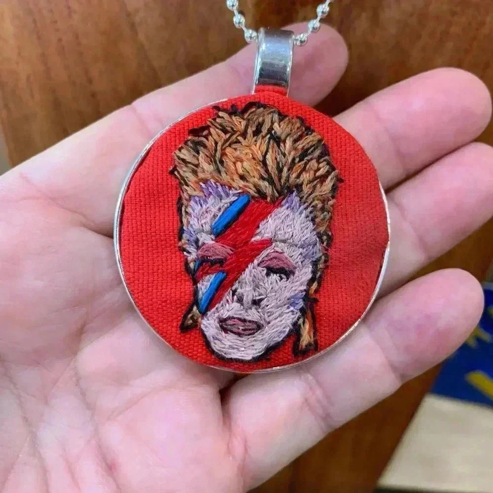 David Bowie Ziggy Stardust hand embroidered thread paint pendant necklace - Picture 2 of 6
